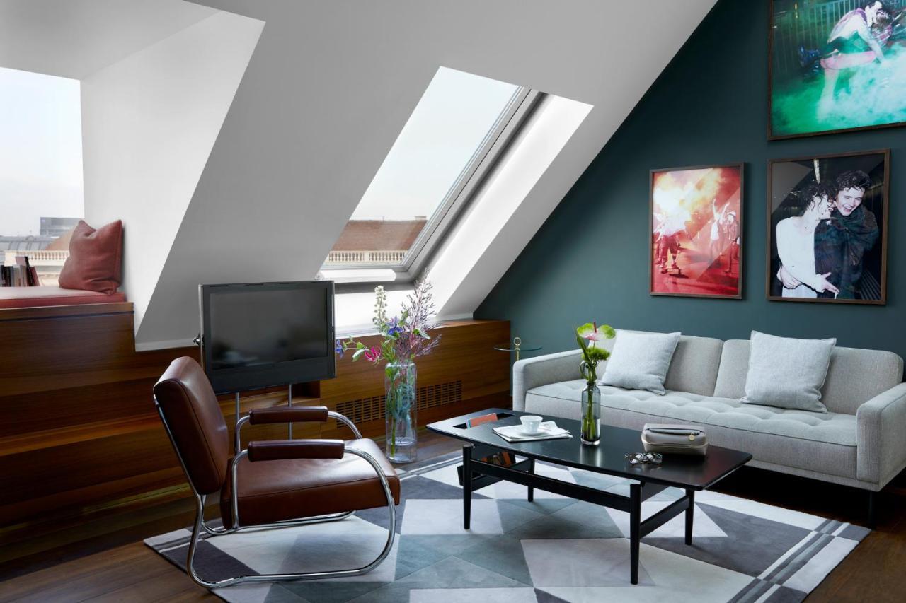 The Guesthouse Wien Exteriör bild A room with a skylight