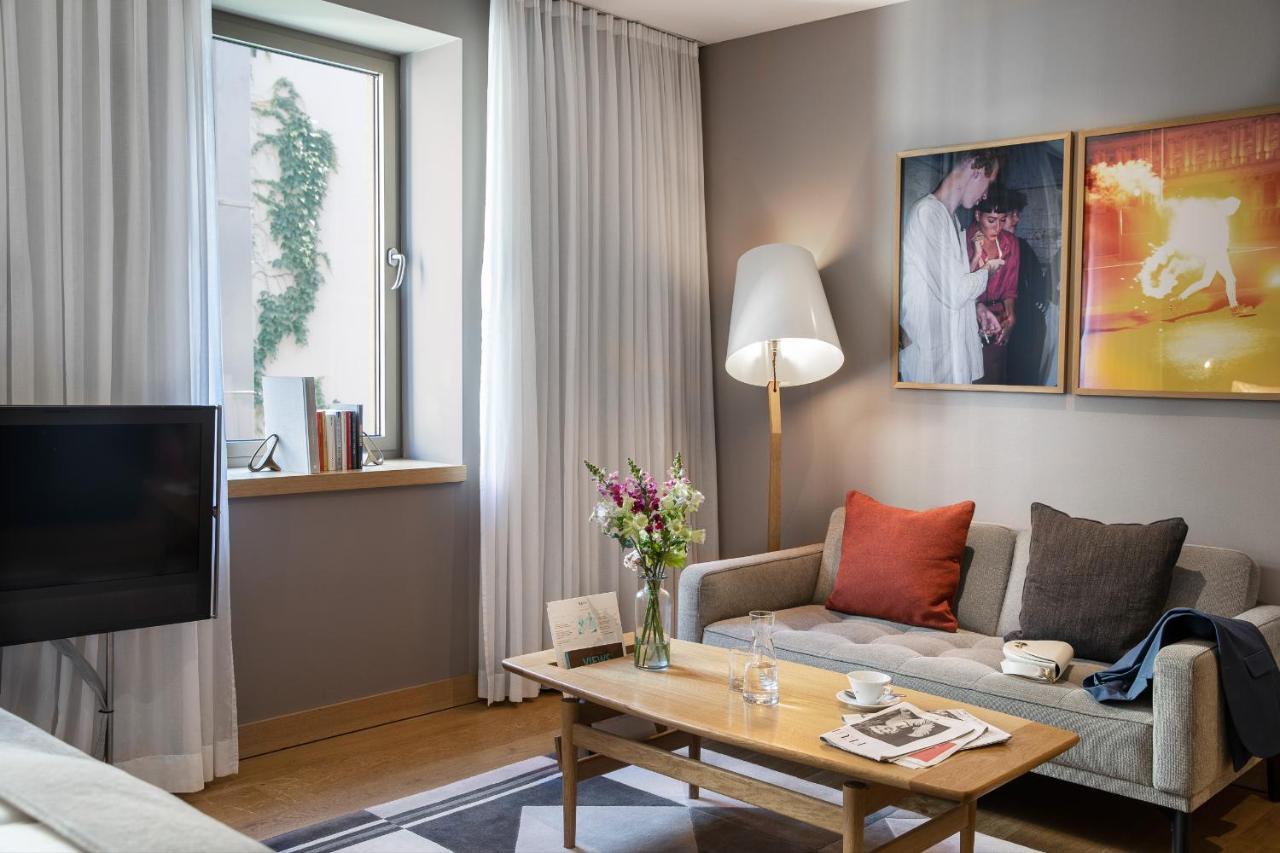 The Guesthouse Wien Exteriör bild A living room at the hotel