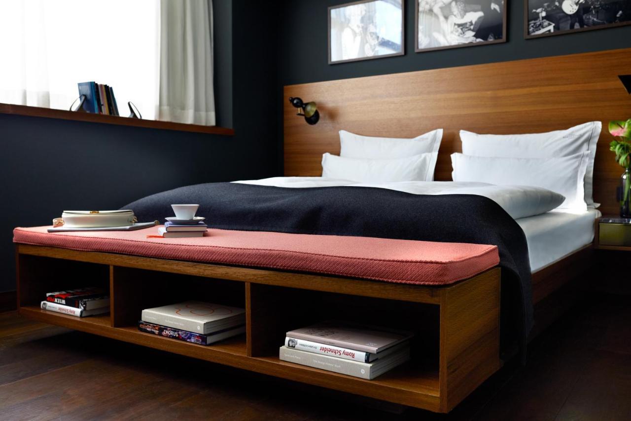 The Guesthouse Wien Exteriör bild A bed with a storage platform