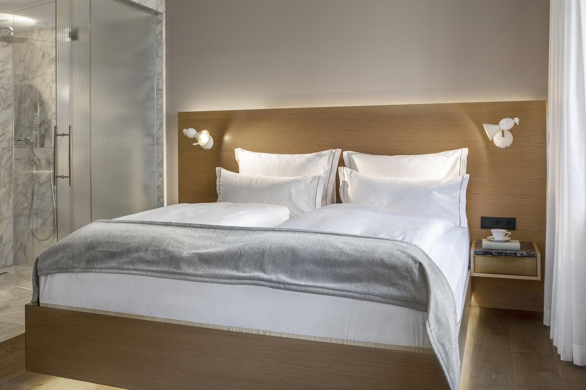 The Guesthouse Wien Exteriör bild A bedroom at the Mandarin Oriental Munich