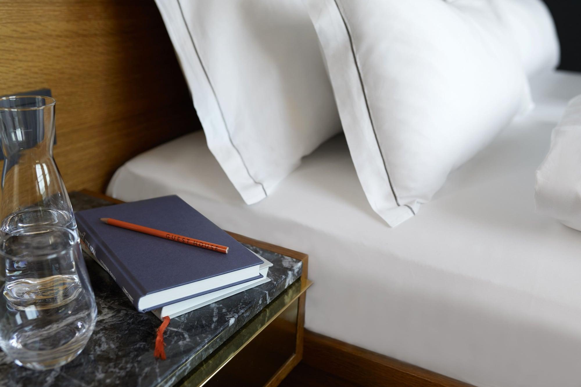 The Guesthouse Wien Exteriör bild A guest room at the Mandarin Oriental, Paris