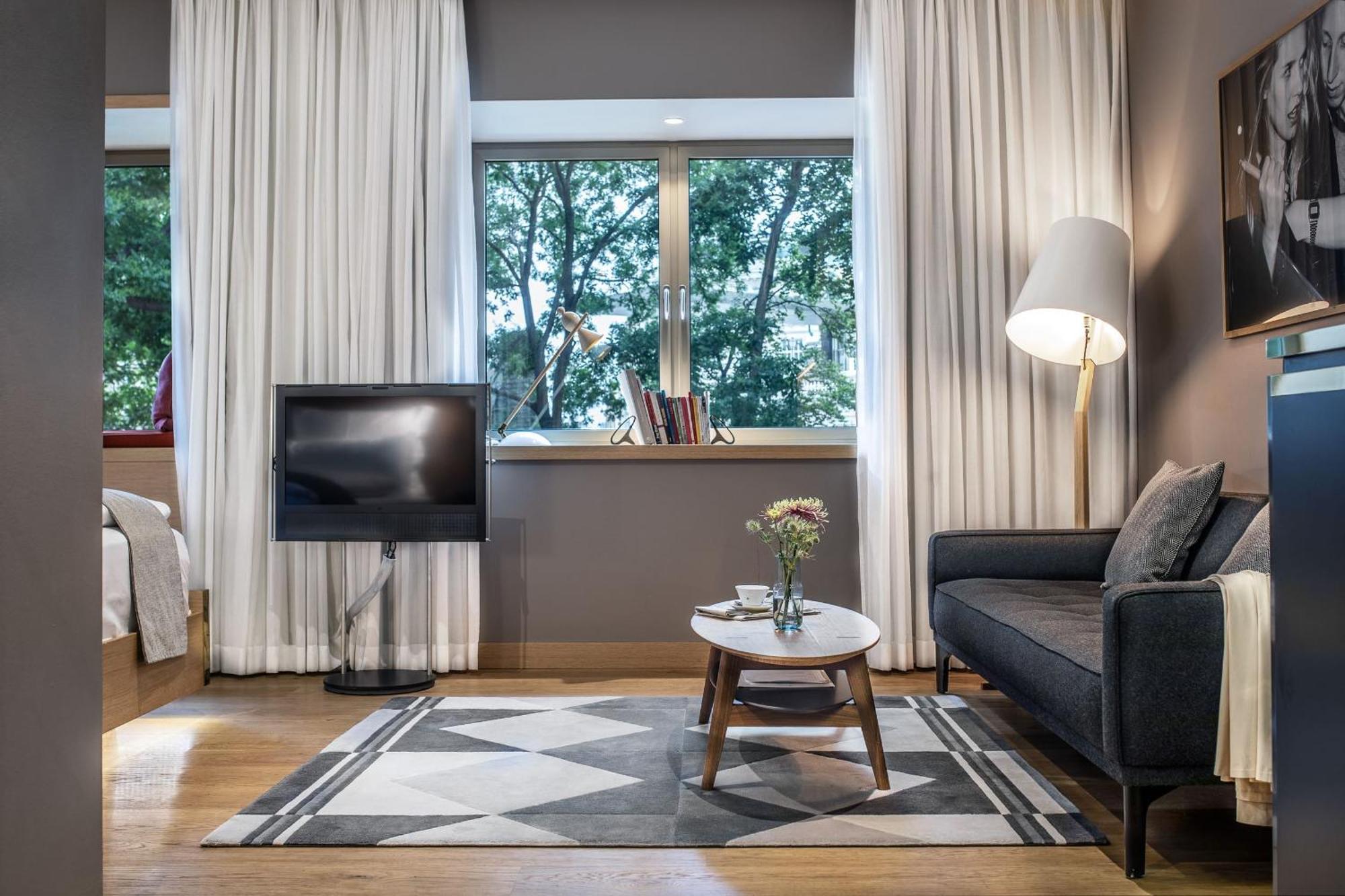 The Guesthouse Wien Exteriör bild A living room in a serviced apartment in Warsaw, Poland
