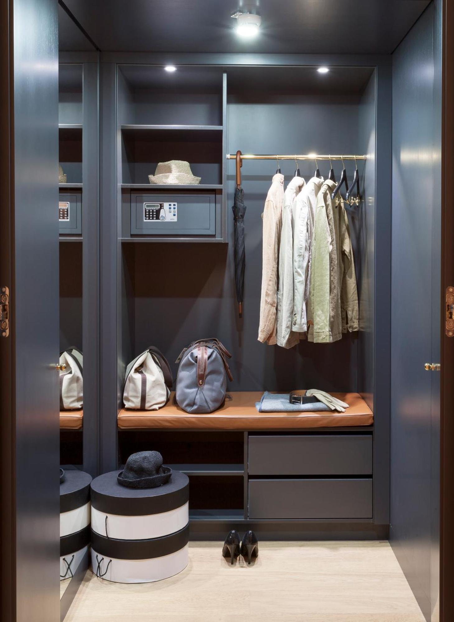 The Guesthouse Wien Exteriör bild A wardrobe