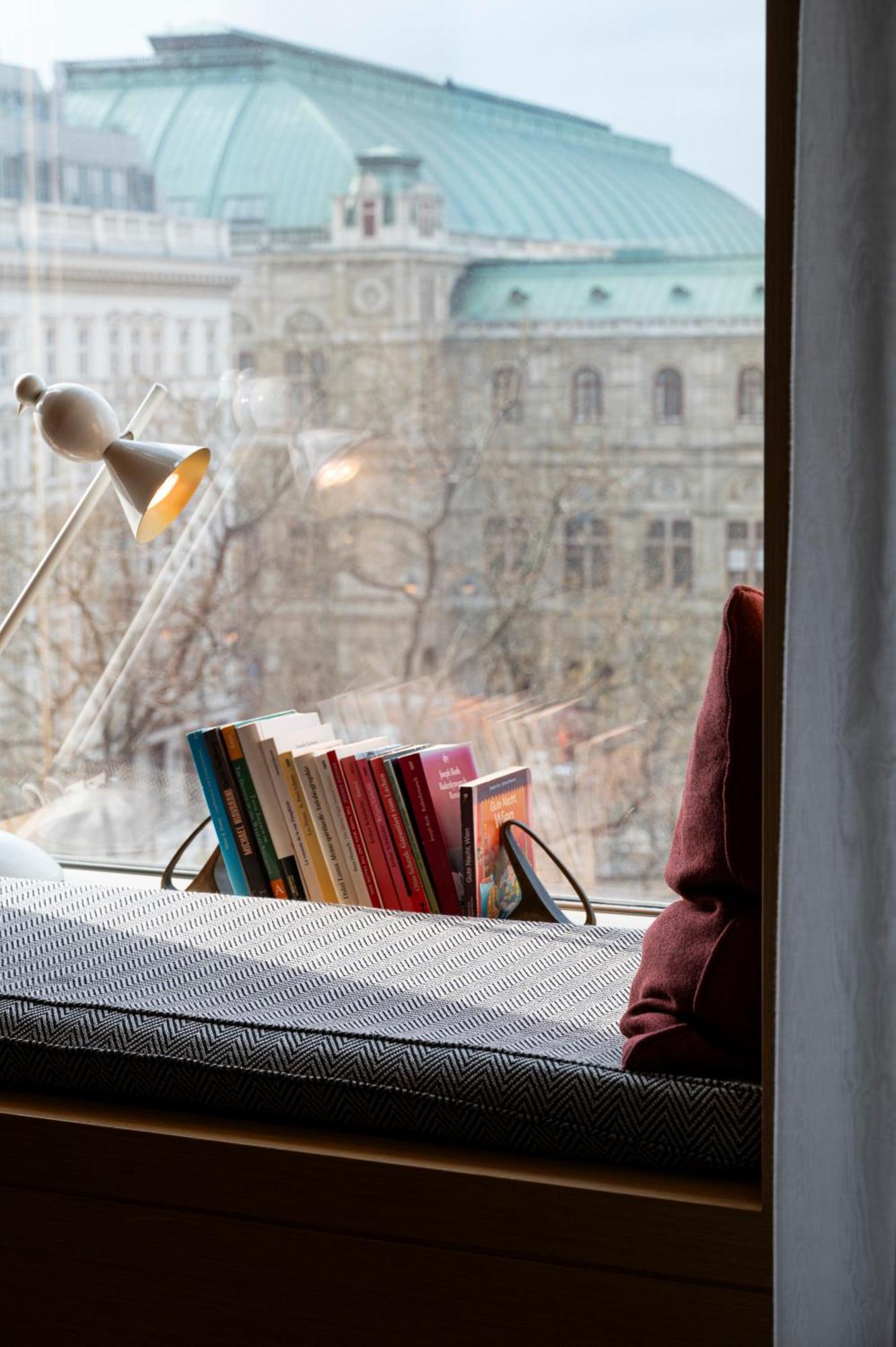 The Guesthouse Wien Exteriör bild Books on a windowsill