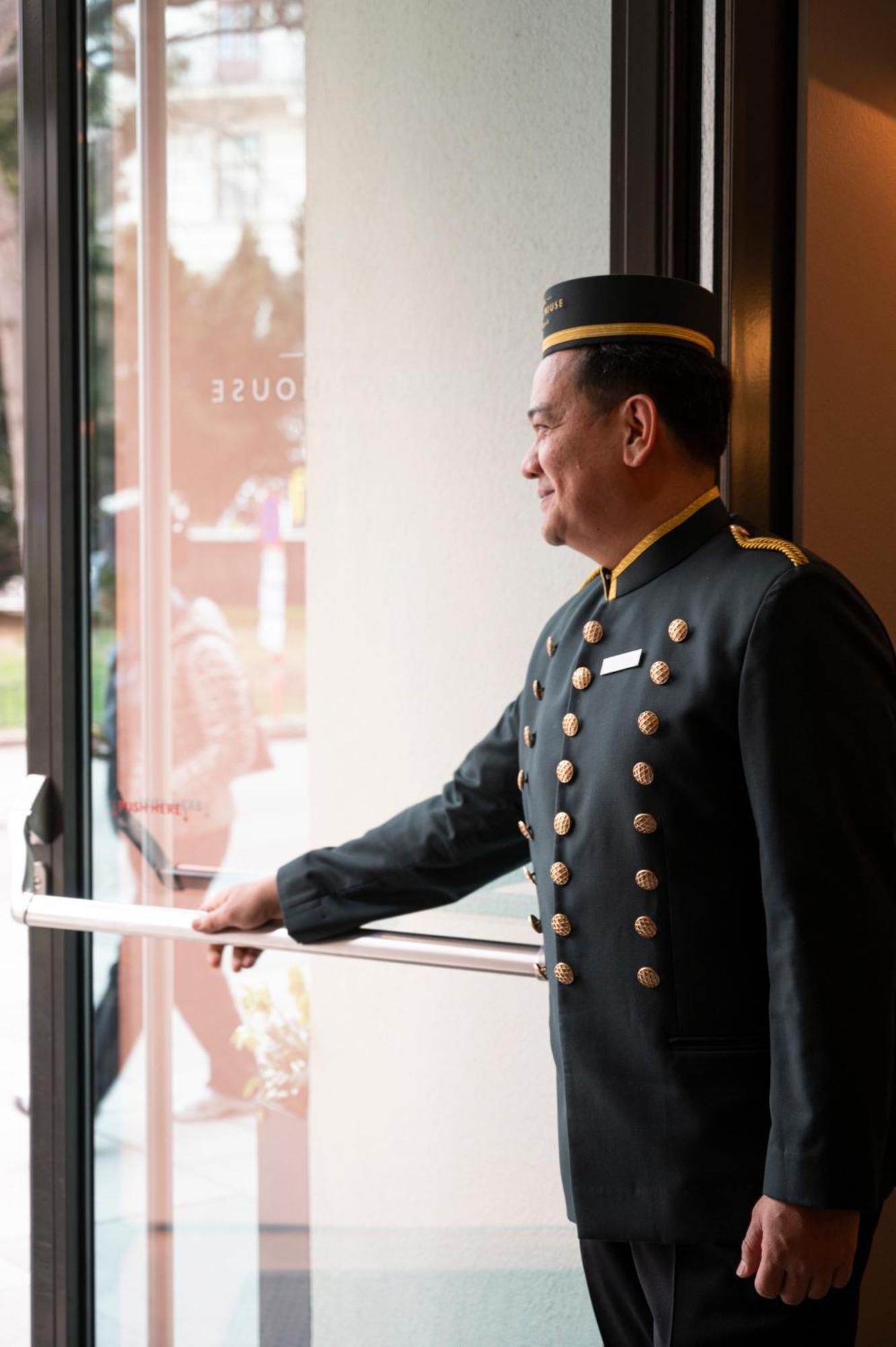 The Guesthouse Wien Exteriör bild A doorman at a hotel