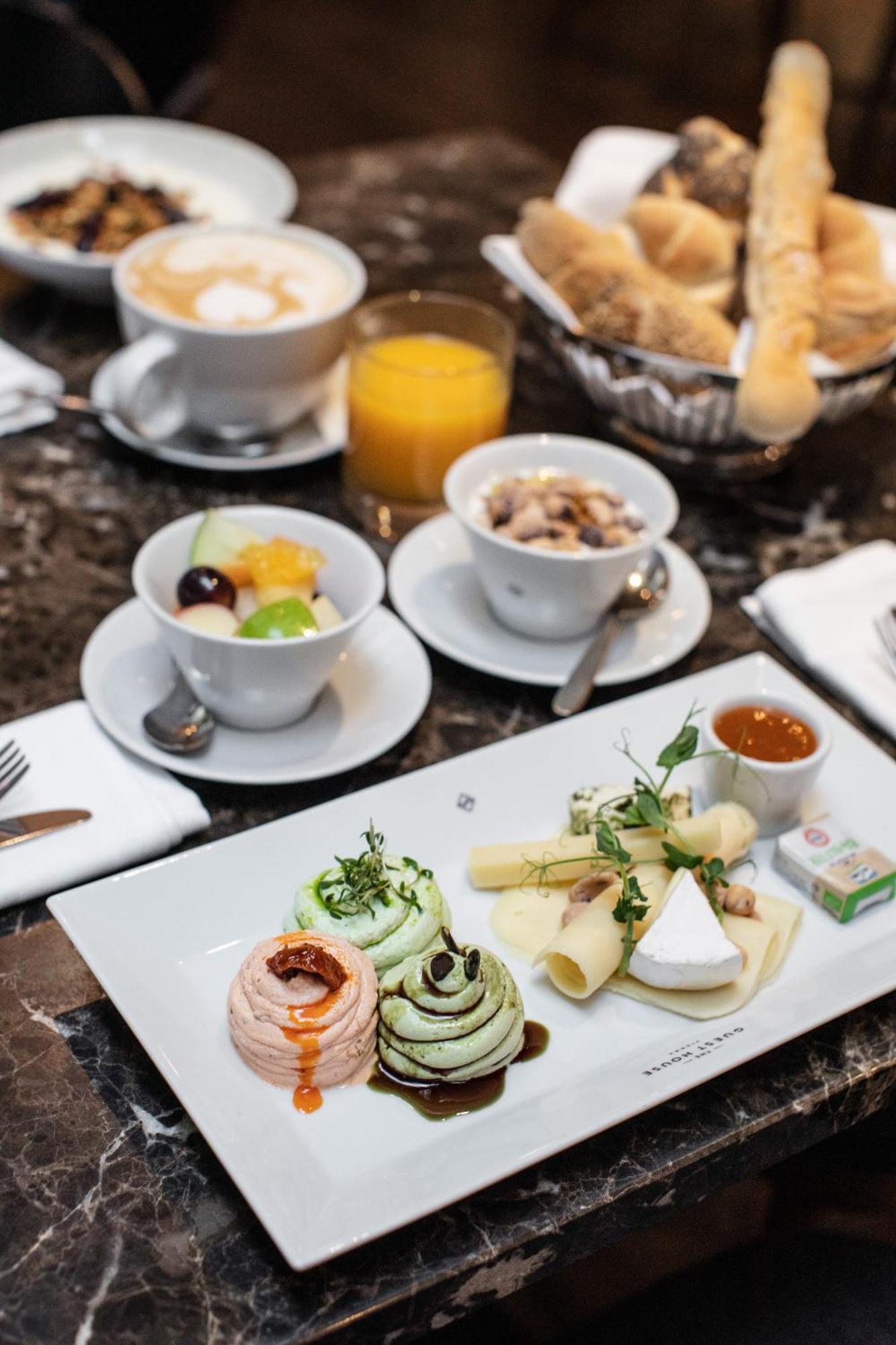 The Guesthouse Wien Exteriör bild A light breakfast