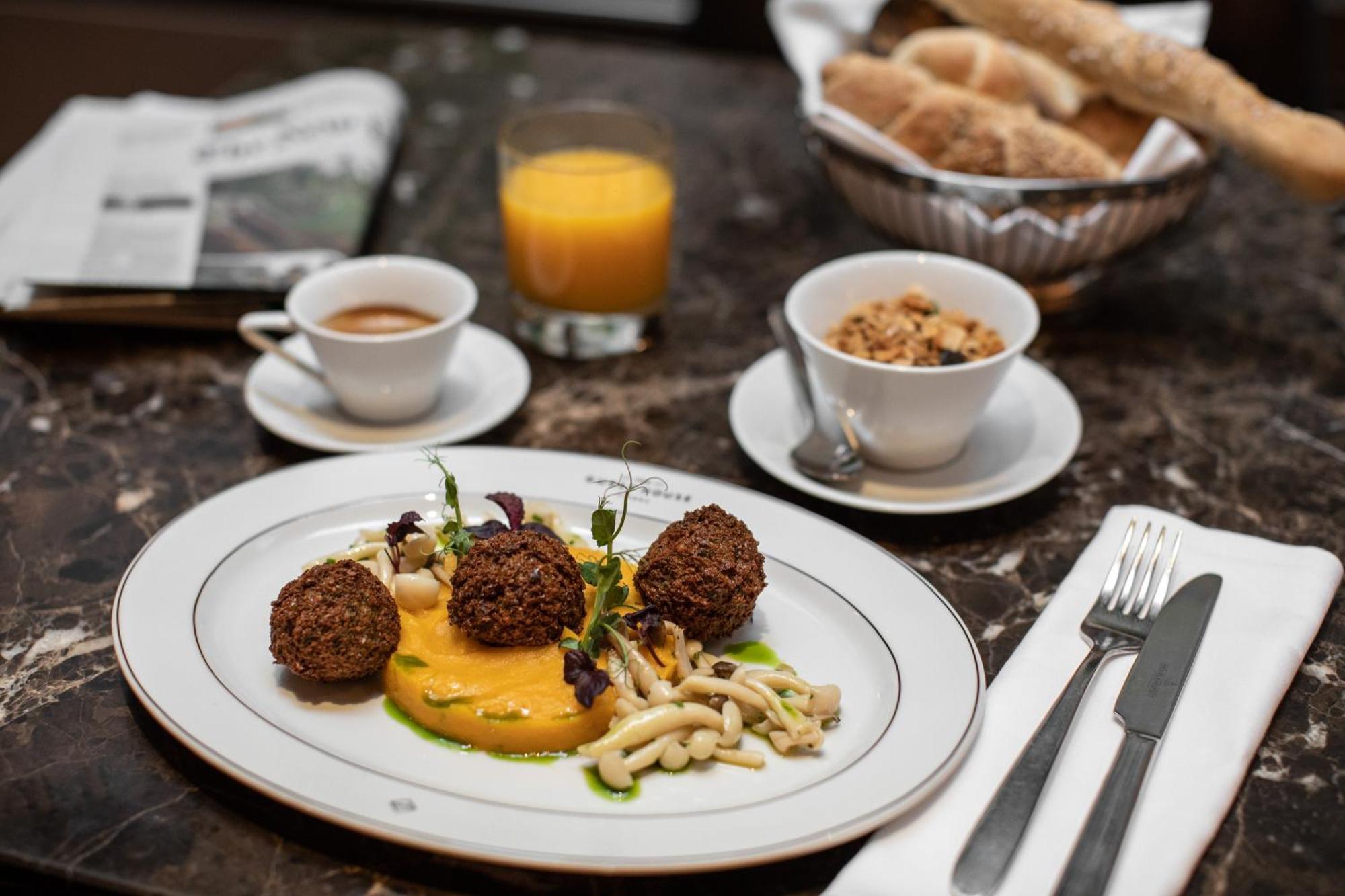 The Guesthouse Wien Exteriör bild A breakfast at the restaurant