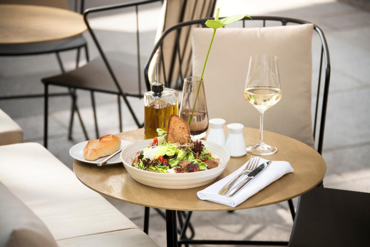 The Guesthouse Wien Exteriör bild A table at the restaurant