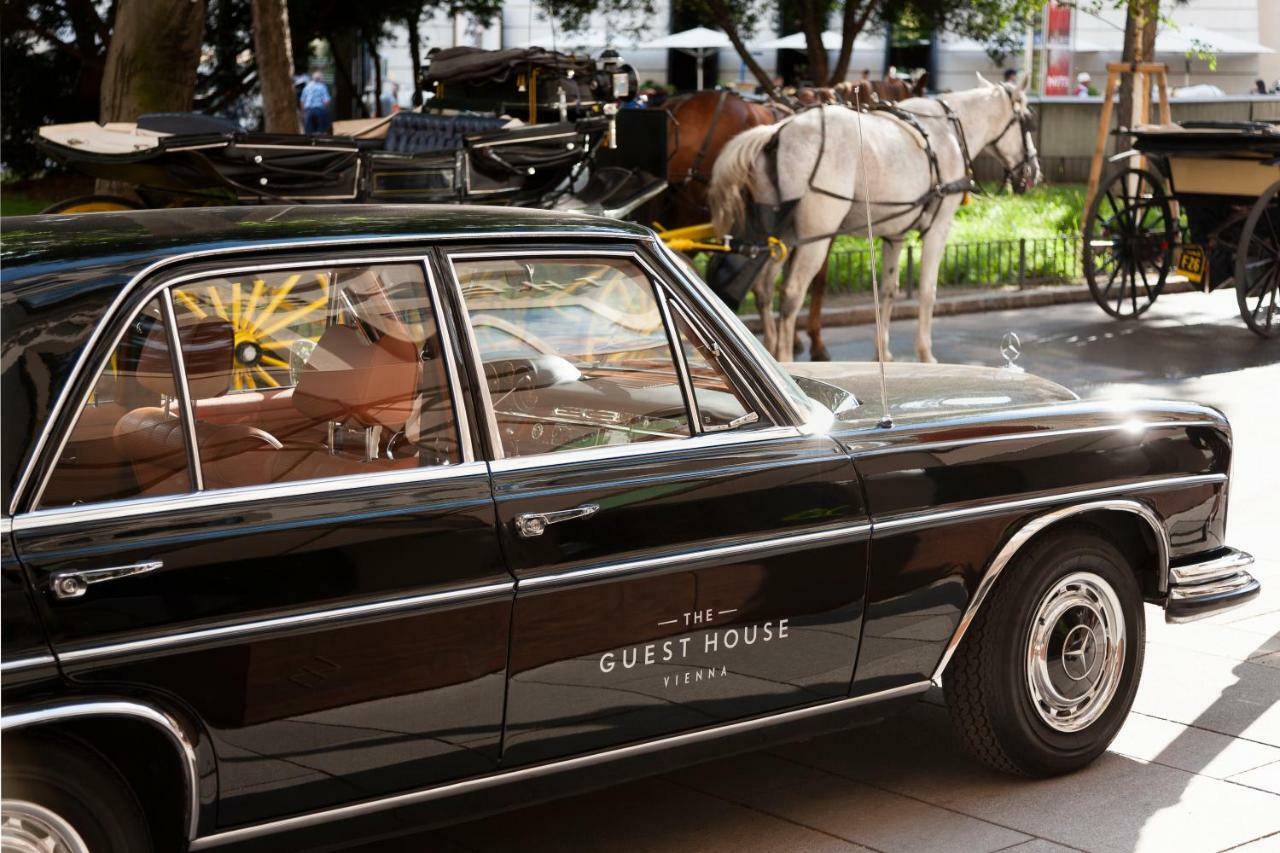 The Guesthouse Wien Exteriör bild Mercedes-Benz 450SEL